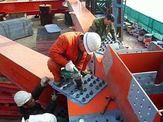 鋼結構廠房現場施工,螺栓安裝質量是不能忽略的