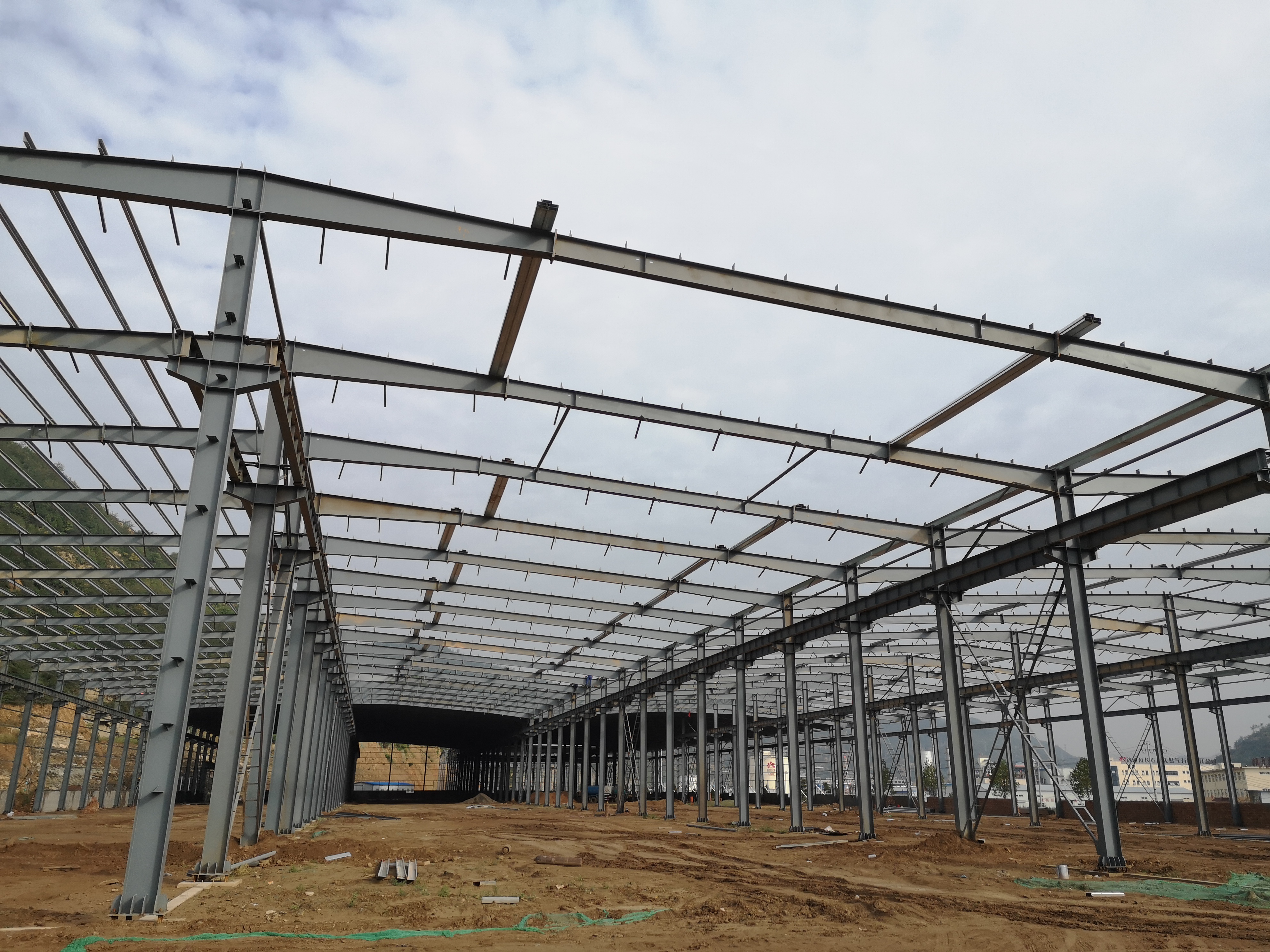 山西鋼結(jié)構(gòu)廠家建鋼結(jié)構(gòu)廠房多少錢一平方？